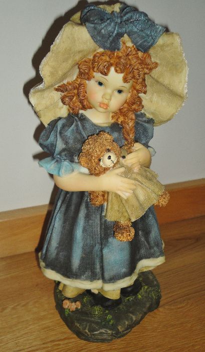 Estatueta Grande em Resina – Menina com Urso