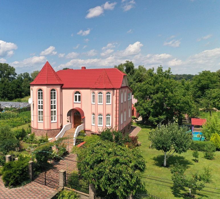 Будинок 2 входи з функціональним цоколем, Басейн та гостевою будівлею