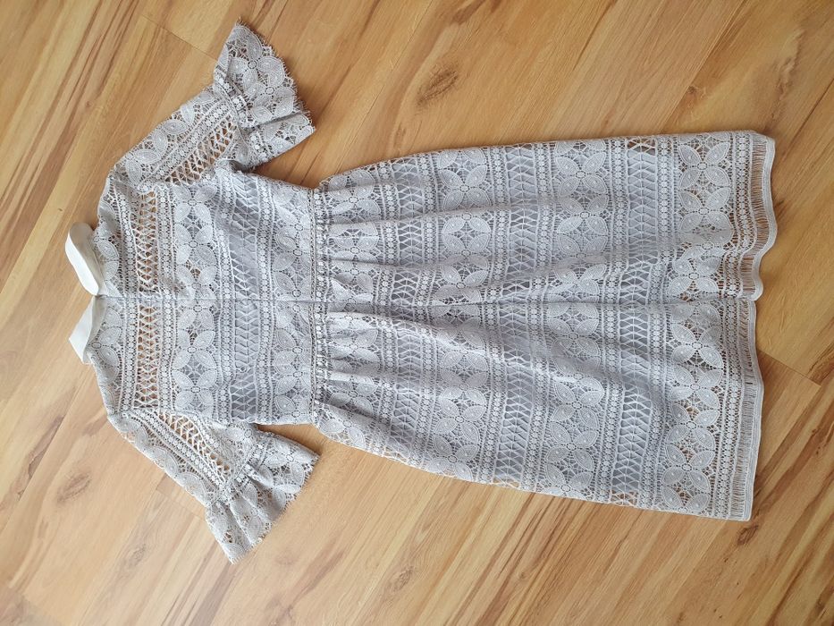 Koronkowa sukienka midi z bialym kołnierzem i ozdobnym rękawem