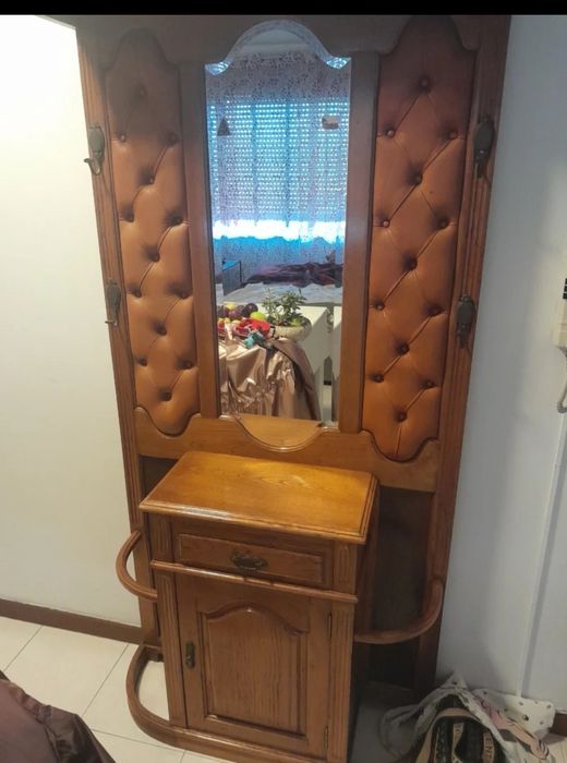 Vendo móvel para pendurar casacos e também arrumação .