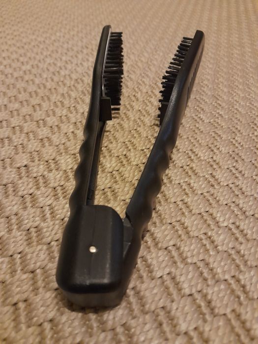 Dupla escova alisadora com placas de cerâmica AVON