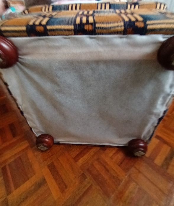 Puf quadrado em tecido