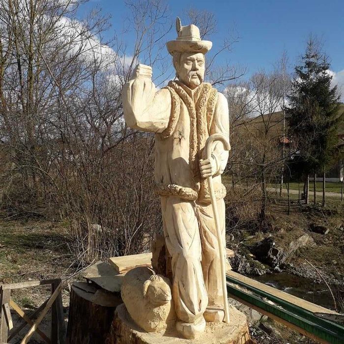 Drzwi drewniane rzeźbione