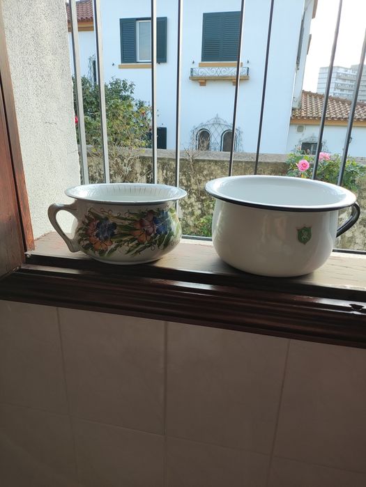 Penicos antigos em esmalte e porcelana