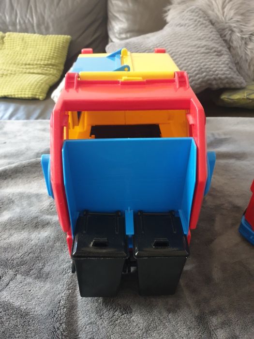 Dwie śmieciarki firmy Wader