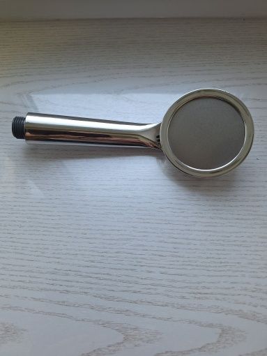 Душевая лейка из хромированного металла.