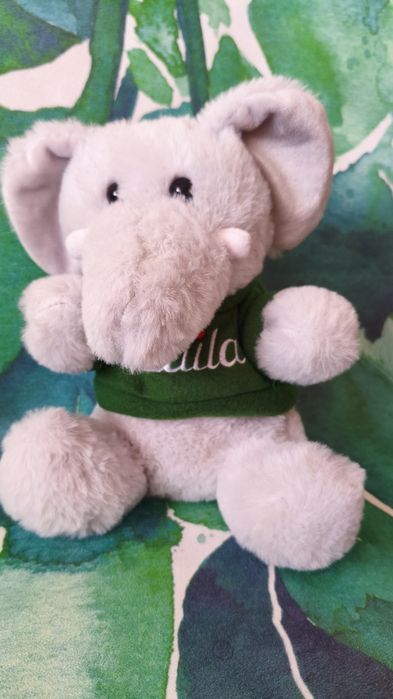 Słodki szary pluszowy miś słonik