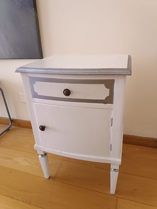 Mesa de cabeceira antiga restaurada