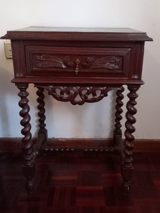 Mobilia antiga de madeira