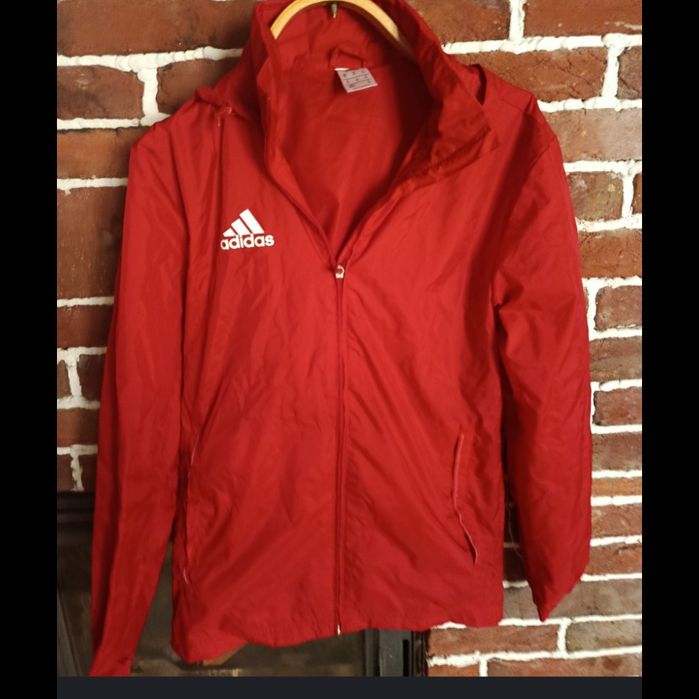 С Вітровка Adidas червона оригінал
Легка спортивна куртка від Adidas.