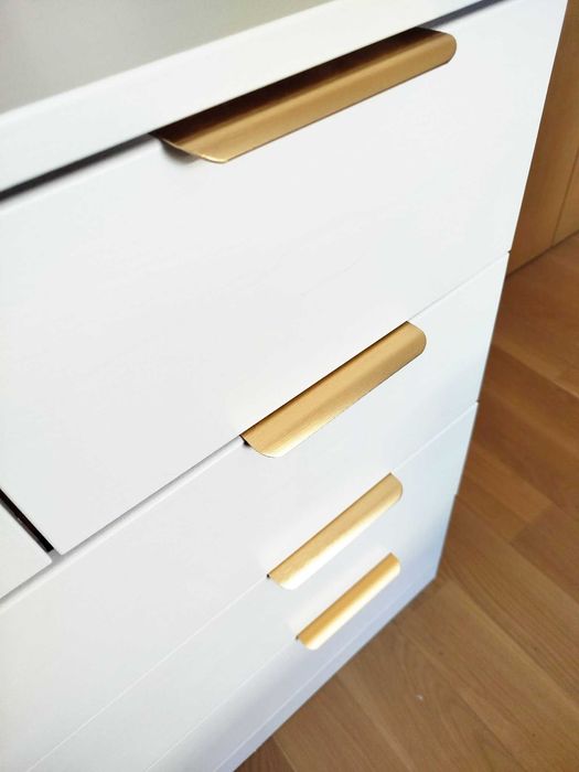 Comoda branca em madeira maciça