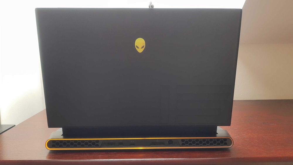 Alienware  M15 R3 i7 10gen 32GB RAM SSD 1TB Nvidia 2070 Super  8GB zam