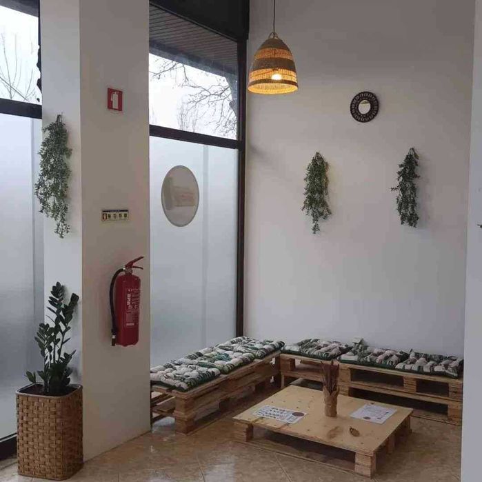Arrendo loja 510€, perto da Escola Secundária Vila Verde ESVV, a face da rua com 3 frentes toda em vidro com película fosca,com opção Trespasse 2.500€