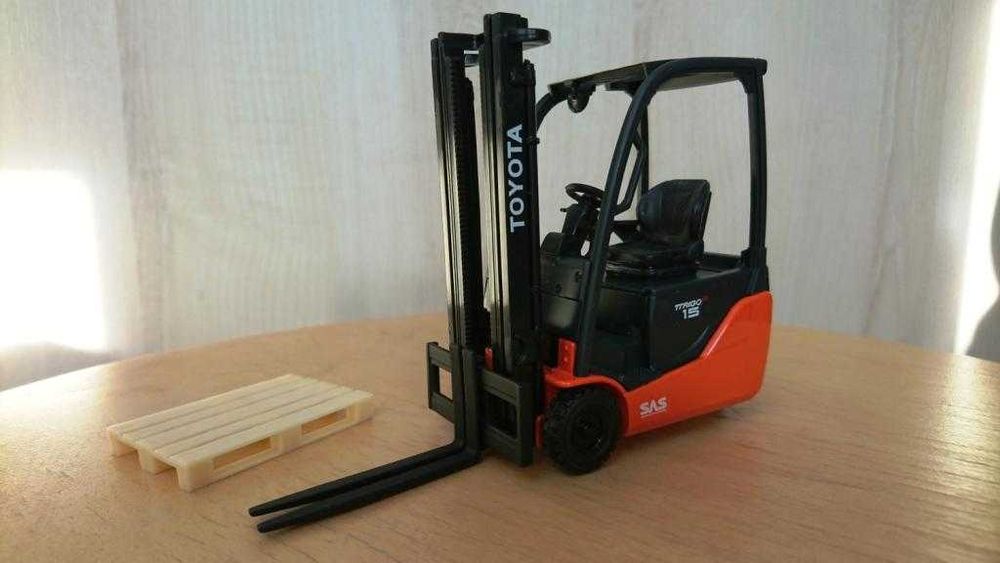 TOYOTA Traigo kolekcjonerski model wózka widłowego skala 1/23
