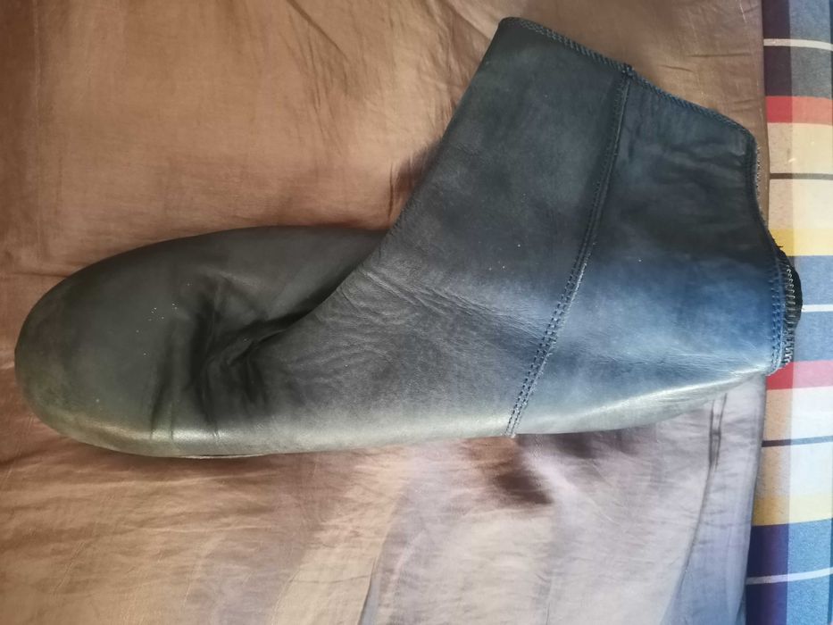Botas Homem n° 43, marca H&M, cano pelo tornozelo, com fecho atrás