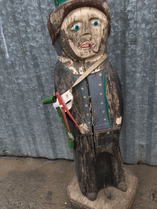 Zabytkowa rzeźba drwal