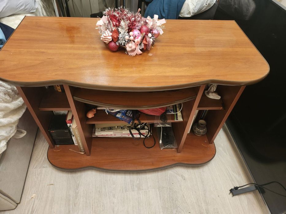 Тумба під телевізор на колесиках