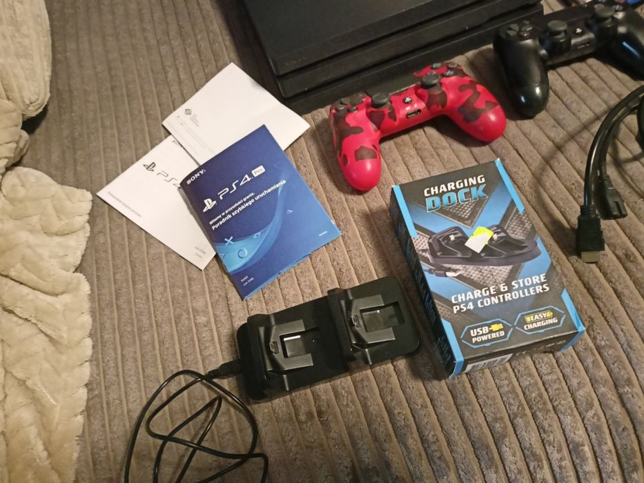 PS 4 PRO z 20 grami + pady , nowa stacja dokująca
