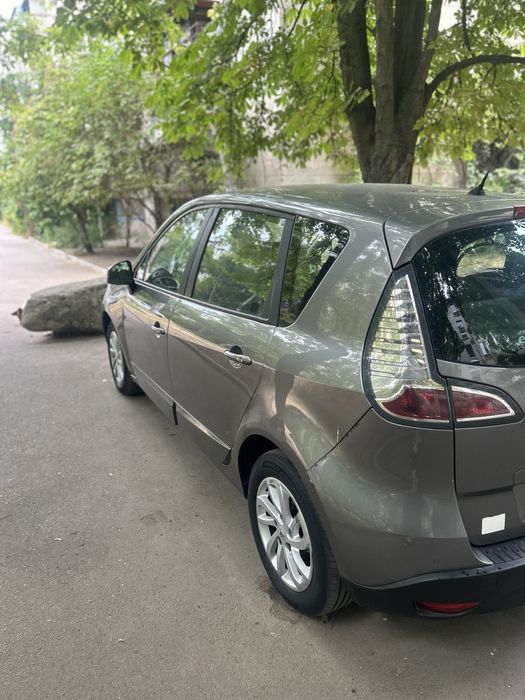 Продаж Renault scenic 2012 рік