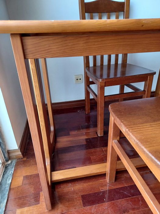 Mesa de fechar com duas cadeirass