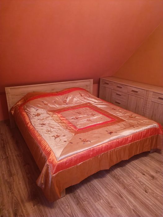 Duży zestaw mebli sypialnianych.