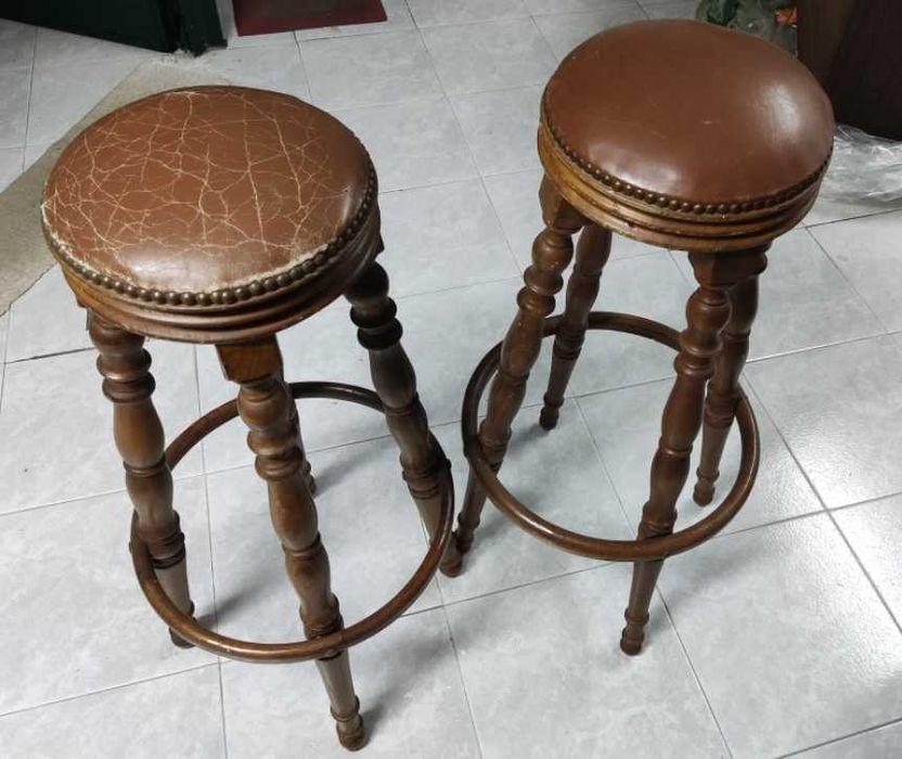 Bancos altos em madeira com assento estufado em pele