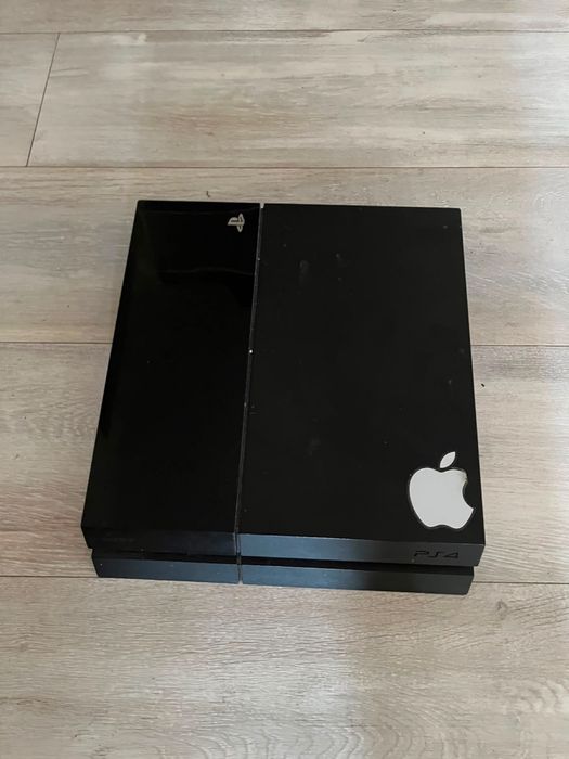 PS4 impecáveis! Vendo 2 consolas + 3 comandos usados em ótimo estado. Venda conjunta ou individual. Preço negociável, aproveita já!