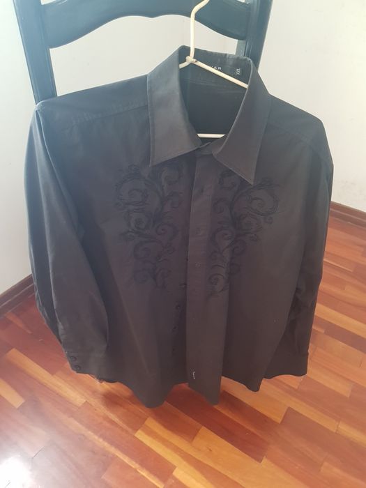 Camisa preta trabalhada