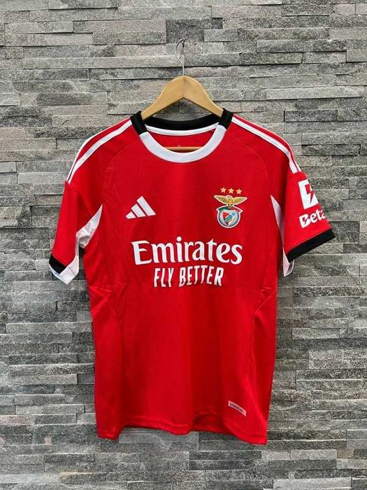 Camisola Benfica 25/26 Na compra de 3 camisolas oferecemos a 4