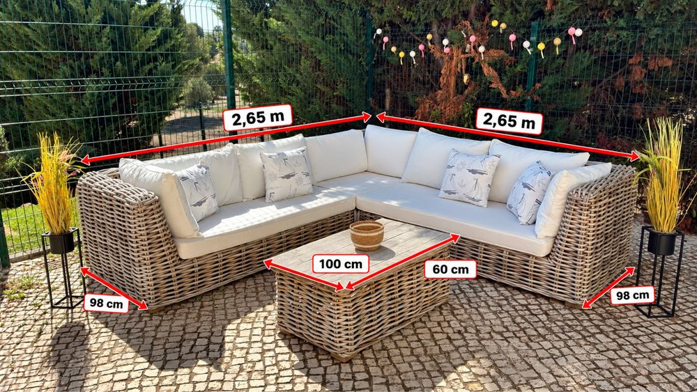 Sofá exterior com mesa