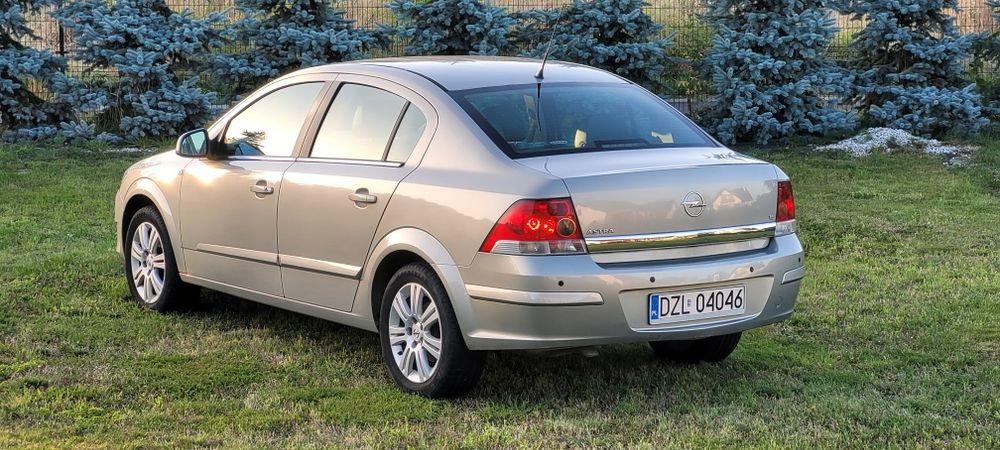Samochód osobowy Opel Astra H sedan