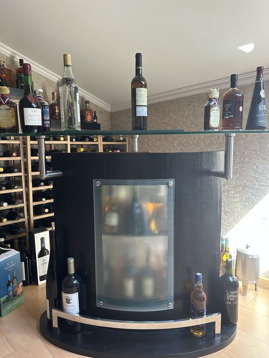 Movel bar em madeira e tampo de vidro