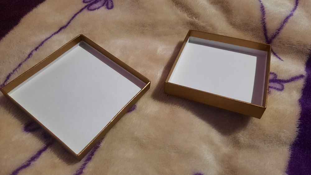 Złote pudełko na prezent etiu pudełeczko box