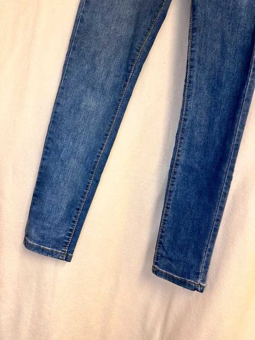 jeansowe spodnie rurki z wysokim stanem