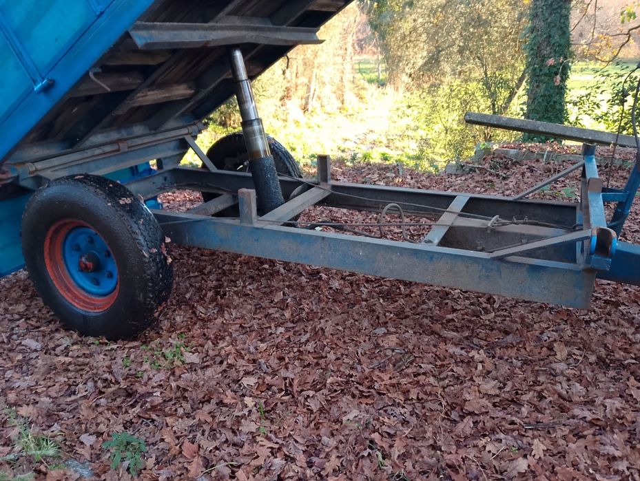 Reboque tribascolante