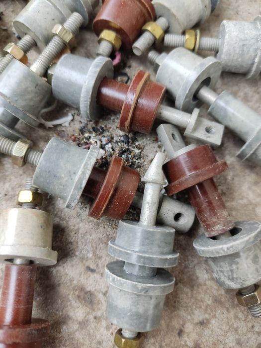 Ізолятори прохідні ,з апаратури