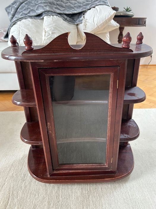 Drewniana szafka / mała witrynka – styl klasyczny