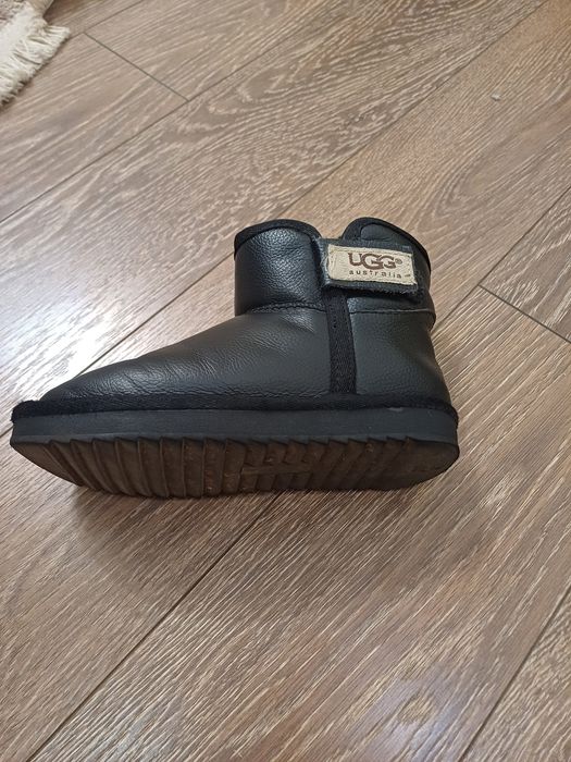 Продам  детские угги UGG