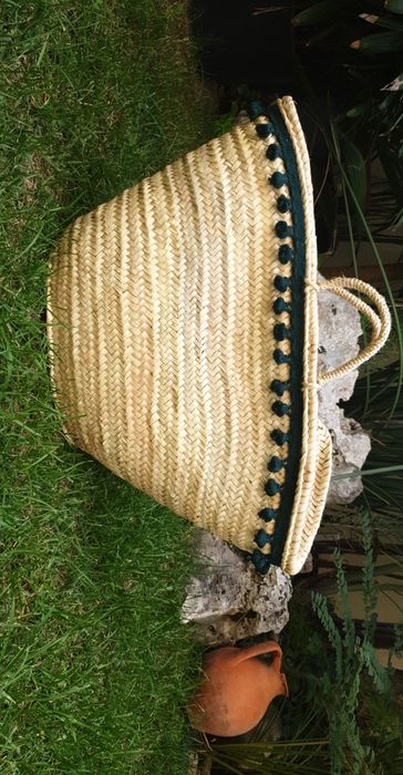 Cesta de verga decorada à mão