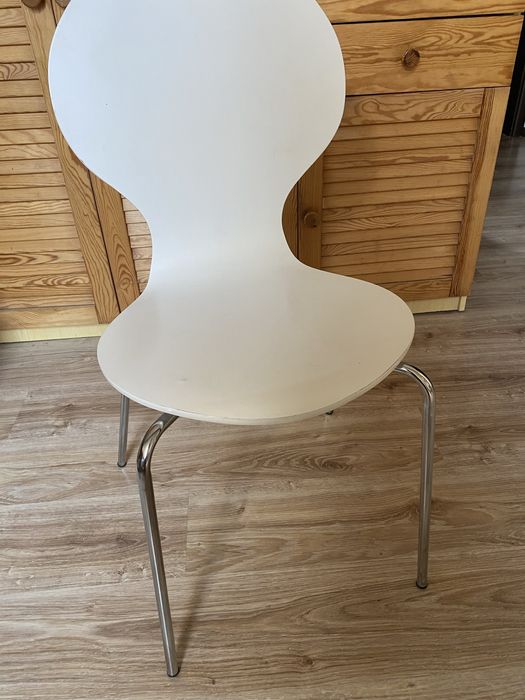 Białe krzesło JYSK