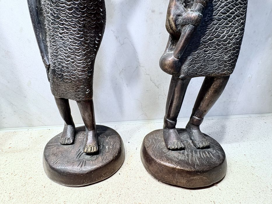 Par de grandes antigas figuras africanas em bronze - 38 cm e 36 cm