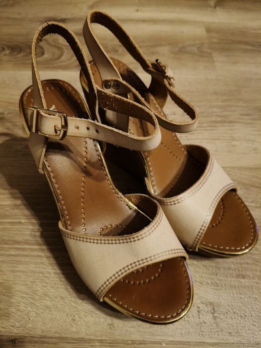 Sandały na koturnie (nowe) Vices rozm. 38 beżowe ze złotym