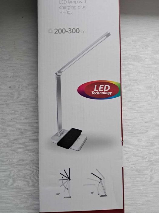Складна настільна LED лампа з бездротовою зарядкою для мобільного телефону.