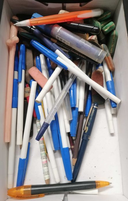Canetas, lapis e borrachas, lote todo na cx, com mais de 200 peças, por 5€