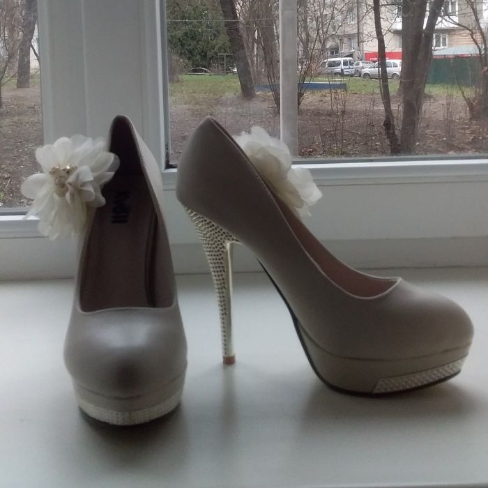 унікальні святкові туфлі нові кольору айворі 36 розмір. 23.5 см