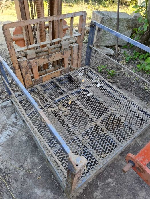 Empilhador para Trator com caixa metálica