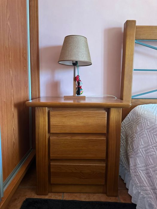 Quarto de casal em madeira envernizada