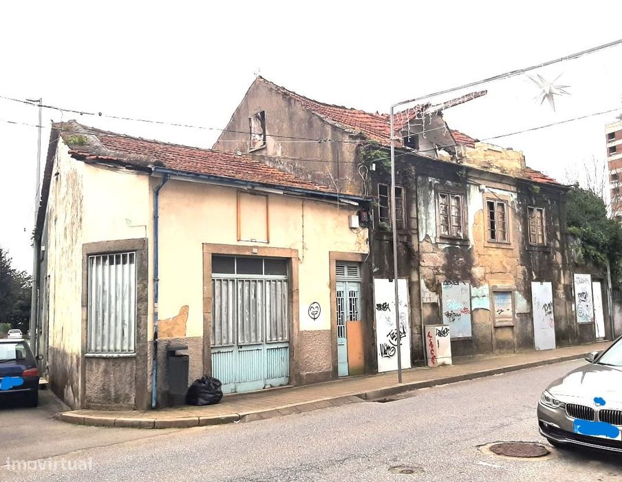 Terreno urbano com acesso por estrada pavimentada e Muros de Pedra.