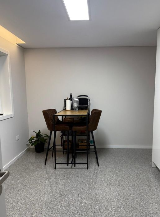 Mesa alta com 2 bancos