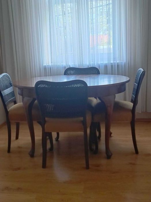 Stół rozkładany z 4 krzesłami w stylu Chippendale
